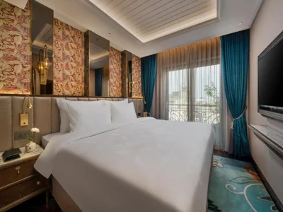 带阳台的 King 套房 — Peridot Gallery Classic Hotel